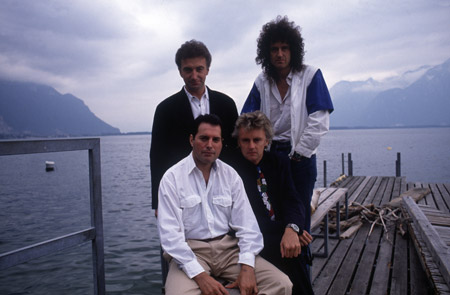 John Deacon, Brian May, Freddie Mercury e Roger Taylor em frente ao Montreux Casino