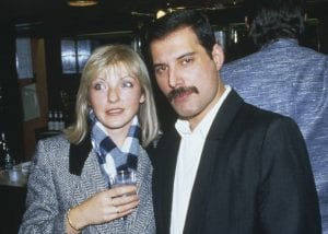 Freddie Mercury com sua amiga (e posterior herdeira) Mary Austin no Royal Albert Hall de Londres, em novembro de 1985. GETTY IMAGES