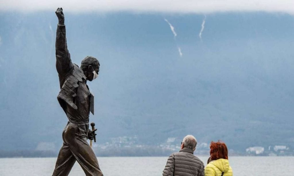 Freddie Mercury, nas margens do Lago Genebra, em Montreux, Suíça - FABRICE COFFRINI/AFP